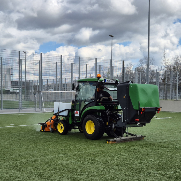 Polyclean Kunstrasen Reinigung für Städte und Kommunen